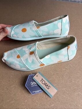 TOMS W 6.5 Mint Floral Slip-On Shoes